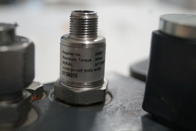 Jungheinrich 51193016 | Hydraulic Clamb from EKS308 year 2014 loading sensor 511 - Hydraulique pour Matériel de manutention: photos 2 Jungheinrich 51193016 | Hydraulic Clamb from EKS308 year 2014 loading sensor 511 - Hydraulique pour Matériel de manutention: photos 2