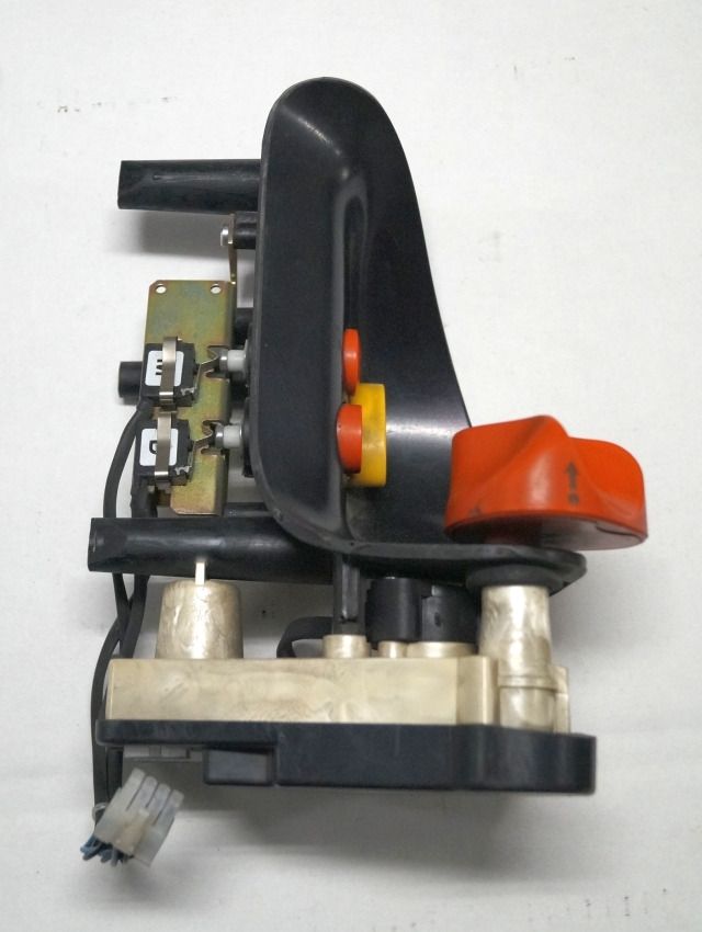 Linde 1443605100 | Rijschakelaar Control handle Control module - Système électrique pour Matériel de manutention: photos 2 Linde 1443605100 | Rijschakelaar Control handle Control module - Système électrique pour Matériel de manutention: photos 2