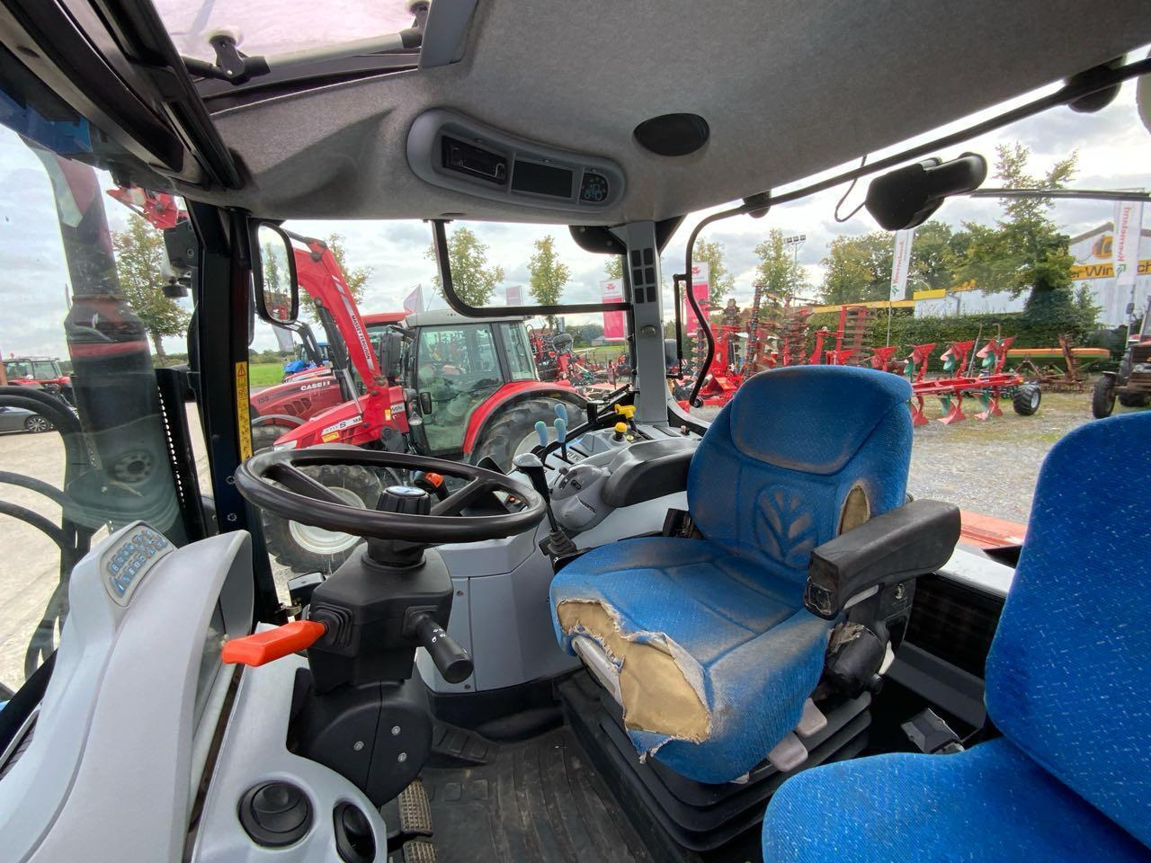 New Holland T6020 Elite - Tracteur agricole: photos 2 New Holland T6020 Elite - Tracteur agricole: photos 2