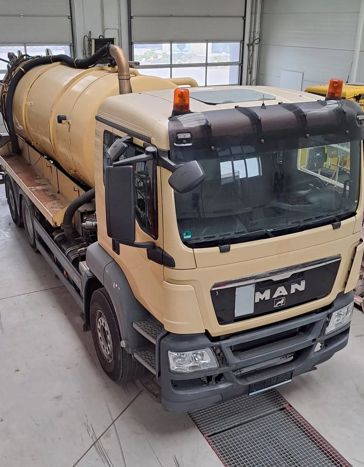 MAN MAN TGS 26.360/6X2/POJAZD KOMUNALNY Z WYWROTEM - Camion hydrocureur: photos 2 MAN MAN TGS 26.360/6X2/POJAZD KOMUNALNY Z WYWROTEM - Camion hydrocureur: photos 2