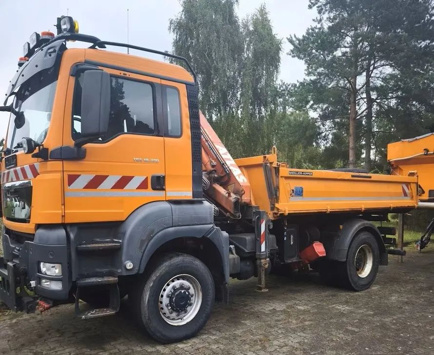 MAN TGS (2012) 18.320 4x4 – Wywrotka trójstronna + Kran Atlas | Komunalny | Euro 5 - Camion benne: photos 1 MAN TGS (2012) 18.320 4x4 – Wywrotka trójstronna + Kran Atlas | Komunalny | Euro 5 - Camion benne: photos 1