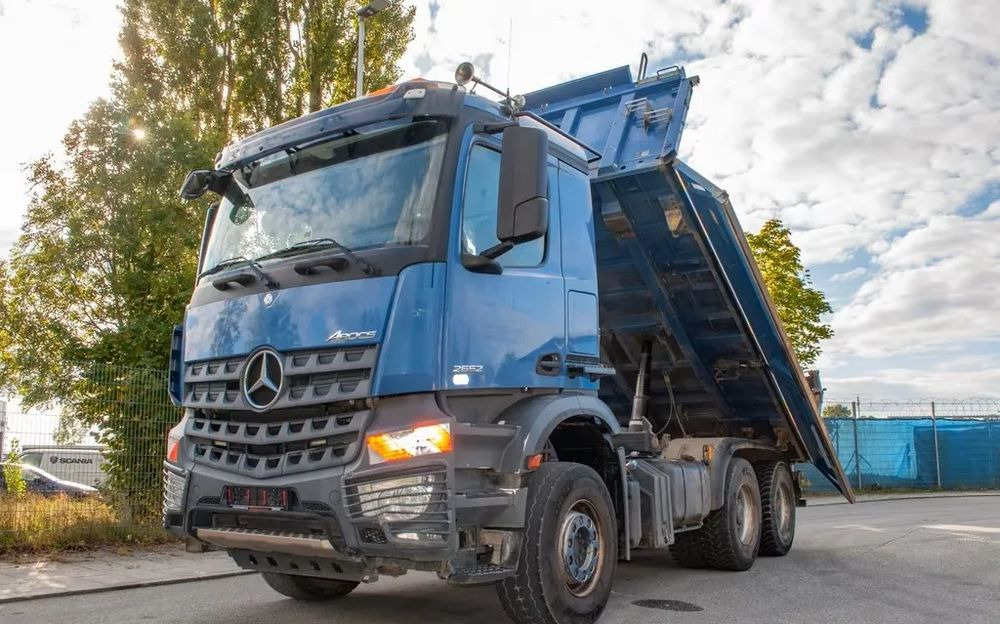 Mercedes-Benz Arocs 2652 6x4 – Wywrotka trójstronna Meiller z Bordmatik (Euro 6) - Camion benne: photos 1 Mercedes-Benz Arocs 2652 6x4 – Wywrotka trójstronna Meiller z Bordmatik (Euro 6) - Camion benne: photos 1
