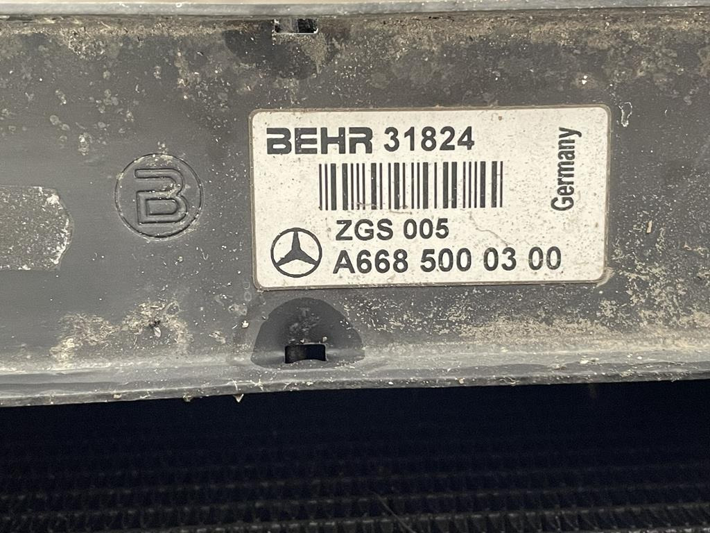 BEHR FOR MERCEDES VARIO - A 668 500 03 00 - Radiateur pour Camion: photos 4 BEHR FOR MERCEDES VARIO - A 668 500 03 00 - Radiateur pour Camion: photos 4