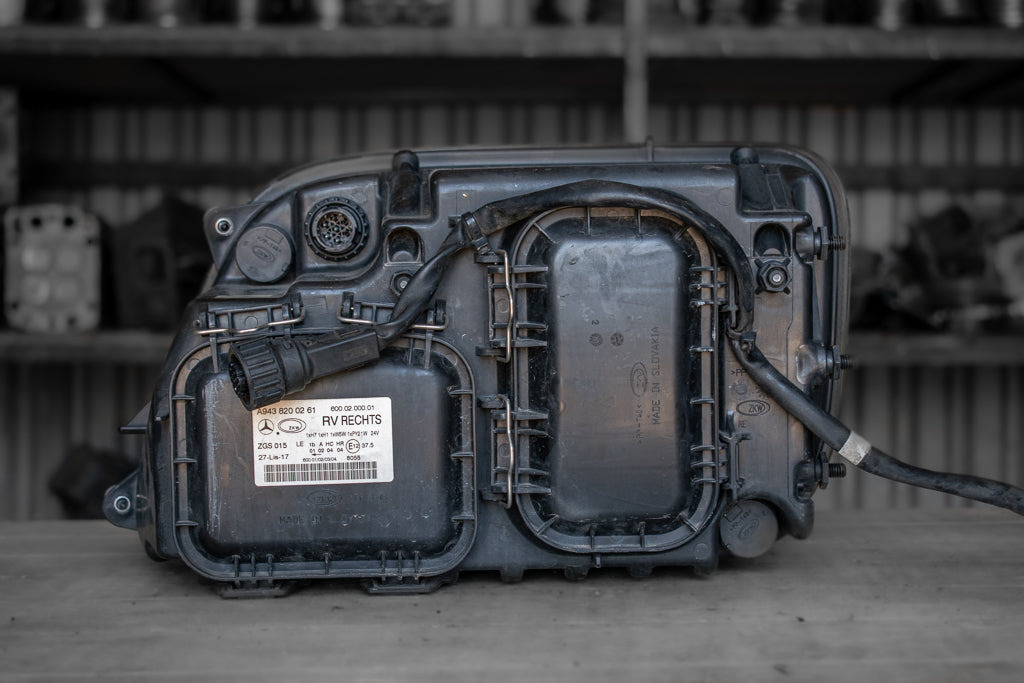 MERCEDES-BENZ FRONT LIGHT ACTROS MP II - PASSENGER - Lumière/ Éclairage pour Camion: photos 1 MERCEDES-BENZ FRONT LIGHT ACTROS MP II - PASSENGER - Lumière/ Éclairage pour Camion: photos 1