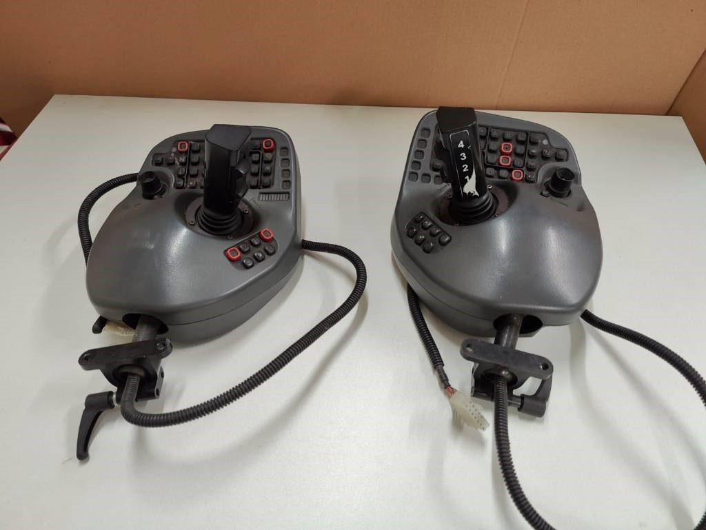 Komatsu Joysticks - Système électrique pour Matériel forestier: photos 5 Komatsu Joysticks - Système électrique pour Matériel forestier: photos 5