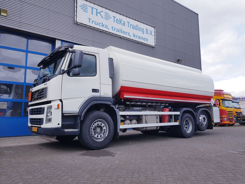 Volvo FM 9.340 Fuel 21.400 Liter 3 Compartments - Camion citerne: photos 1 Volvo FM 9.340 Fuel 21.400 Liter 3 Compartments - Camion citerne: photos 1