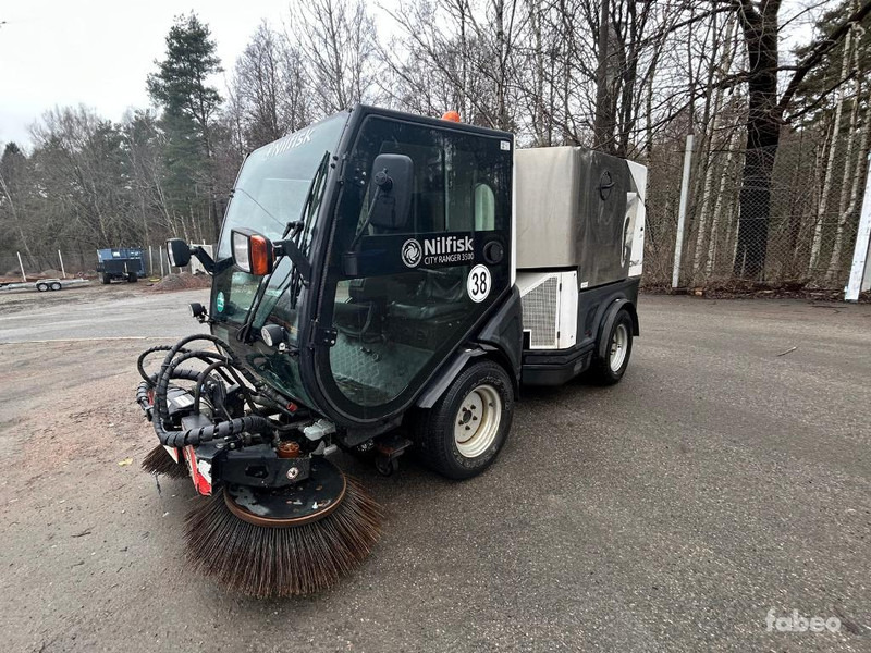 Nilfisk CIty Ranger 3500 - Balayeuse de voirie: photos 1 Nilfisk CIty Ranger 3500 - Balayeuse de voirie: photos 1