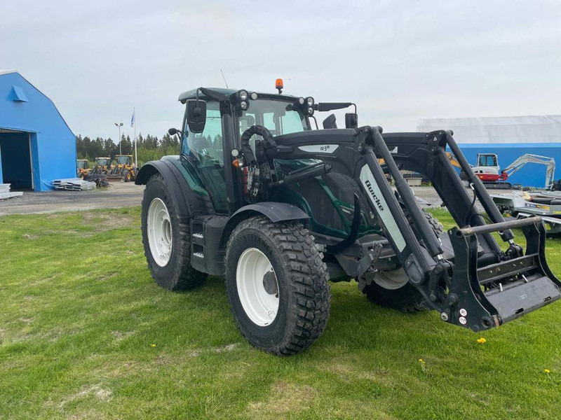 Valtra N154E Versu SmartTouch MR19 Valtra N154E Versu SmartTouch MR19 med frontlastare Quicke Q5M - Tracteur agricole: photos 3 Valtra N154E Versu SmartTouch MR19 Valtra N154E Versu SmartTouch MR19 med frontlastare Quicke Q5M - Tracteur agricole: photos 3