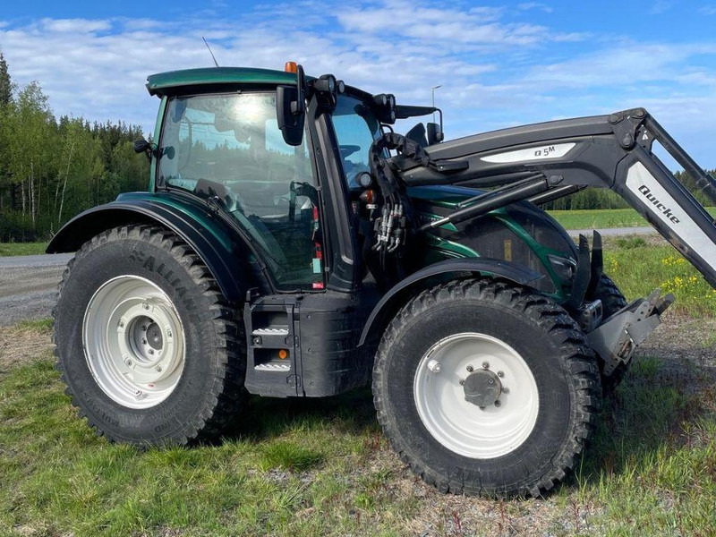 Valtra N154E Versu SmartTouch MR19 Valtra N154E Versu SmartTouch MR19 med frontlastare Quicke Q5M - Tracteur agricole: photos 4 Valtra N154E Versu SmartTouch MR19 Valtra N154E Versu SmartTouch MR19 med frontlastare Quicke Q5M - Tracteur agricole: photos 4