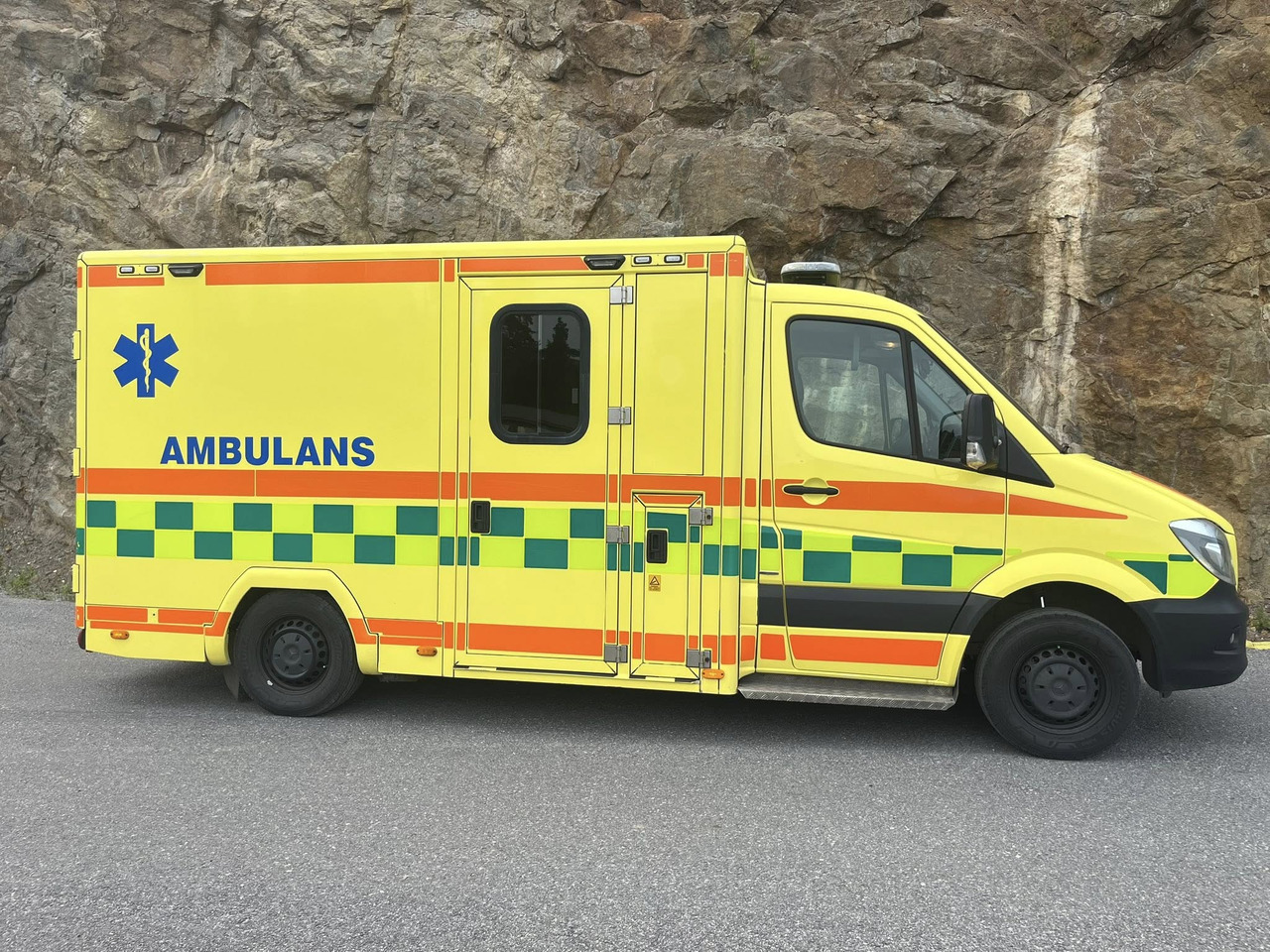 MERCEDES-BENZ Sprinter 319 - AMBULANCE / Krankenwagen / швидка допомога - Ambulance: photos 5 MERCEDES-BENZ Sprinter 319 - AMBULANCE / Krankenwagen / швидка допомога - Ambulance: photos 5