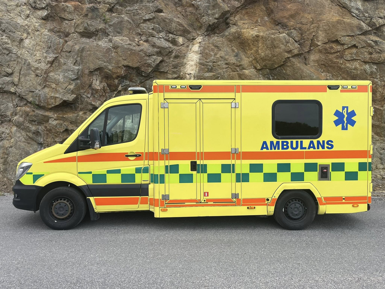 MERCEDES-BENZ Sprinter 319 - AMBULANCE / Krankenwagen / швидка допомога - Ambulance: photos 2 MERCEDES-BENZ Sprinter 319 - AMBULANCE / Krankenwagen / швидка допомога - Ambulance: photos 2