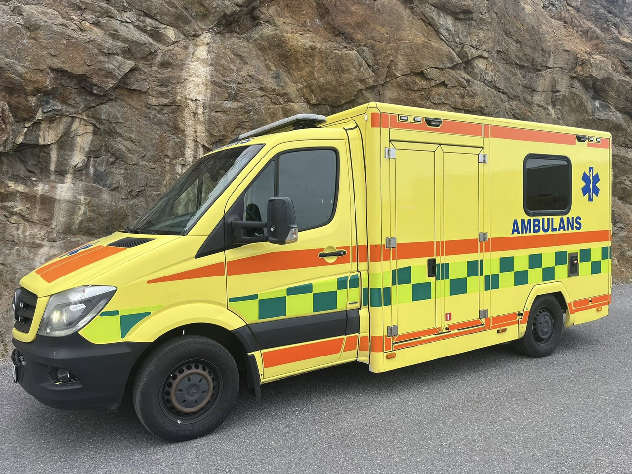 MERCEDES-BENZ Sprinter 319 - AMBULANCE / Krankenwagen / швидка допомога - Ambulance: photos 1 MERCEDES-BENZ Sprinter 319 - AMBULANCE / Krankenwagen / швидка допомога - Ambulance: photos 1