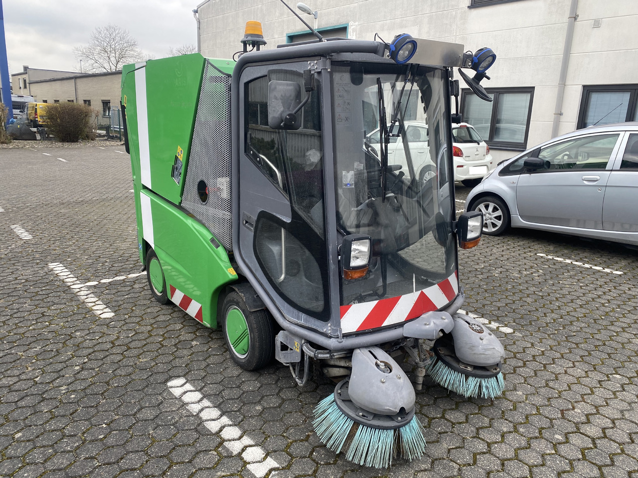 TENNANT Green Machines 500 ZE electric 500 ZE - Balayeuse de voirie: photos 3 TENNANT Green Machines 500 ZE electric 500 ZE - Balayeuse de voirie: photos 3