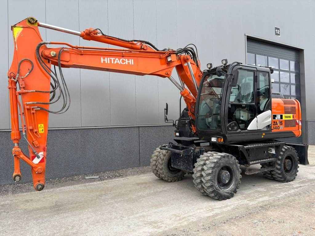 Hitachi ZX 140 W-5B  - Pelle sur pneus: photos 2 Hitachi ZX 140 W-5B  - Pelle sur pneus: photos 2