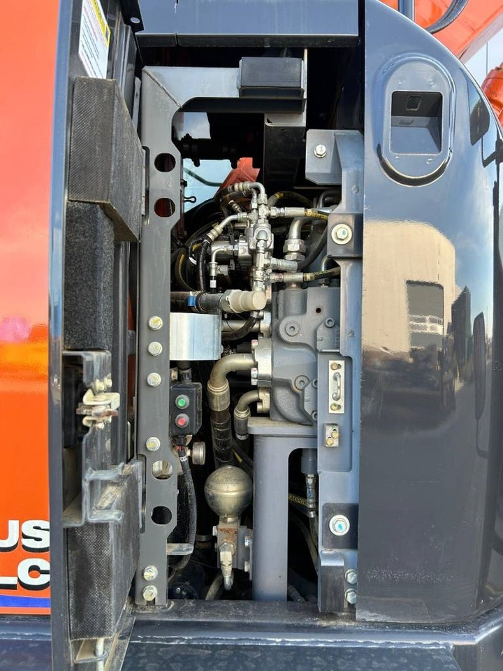 Pelle sur chenille Hitachi ZX 225 US LC-6: photos 15
