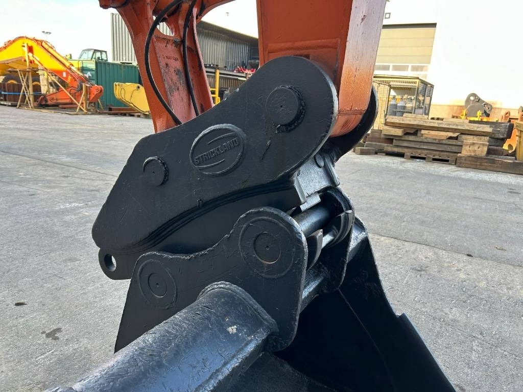 Pelle sur chenille Hitachi ZX 225 US LC-6: photos 12