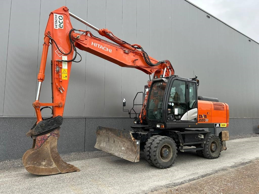 Hitachi ZX220W-5B - Pelle sur pneus: photos 2 Hitachi ZX220W-5B - Pelle sur pneus: photos 2