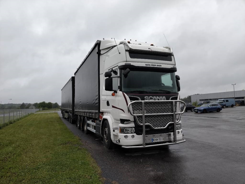 Scania R580 8x4 kapellilava+Dolly+kärry 76tn juna - Camion à rideaux coulissants: photos 1 Scania R580 8x4 kapellilava+Dolly+kärry 76tn juna - Camion à rideaux coulissants: photos 1