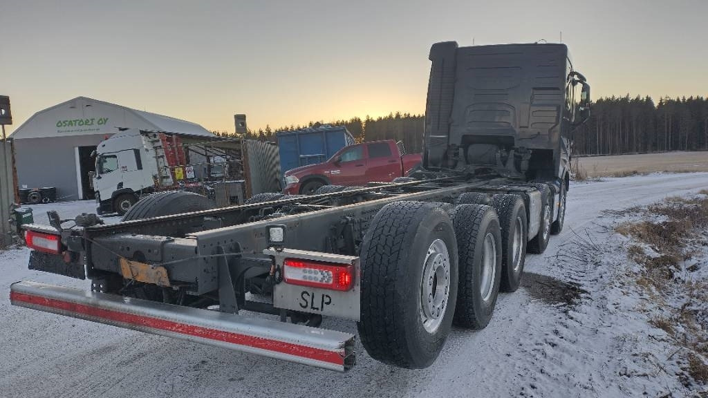 Volvo FH750 10*4 alusta,täysilmajouset - Châssis cabine: photos 3 Volvo FH750 10*4 alusta,täysilmajouset - Châssis cabine: photos 3