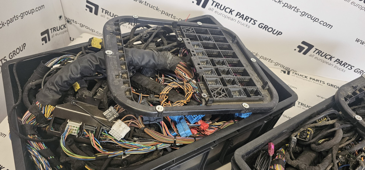 Mersedes-Benz Actros MP4 bumper wiring harness 0078013254, XVK82002234, 9615408113, 9615408013, 0064703824, 4711503933, XVK87000186, 9614400358, 4711503420, 4711504320, 4711509733, 0005401633, XVK8800 - Câble/ Fil pour Camion: photos 3 Mersedes-Benz Actros MP4 bumper wiring harness 0078013254, XVK82002234, 9615408113, 9615408013, 0064703824, 4711503933, XVK87000186, 9614400358, 4711503420, 4711504320, 4711509733, 0005401633, XVK8800 - Câble/ Fil pour Camion: photos 3