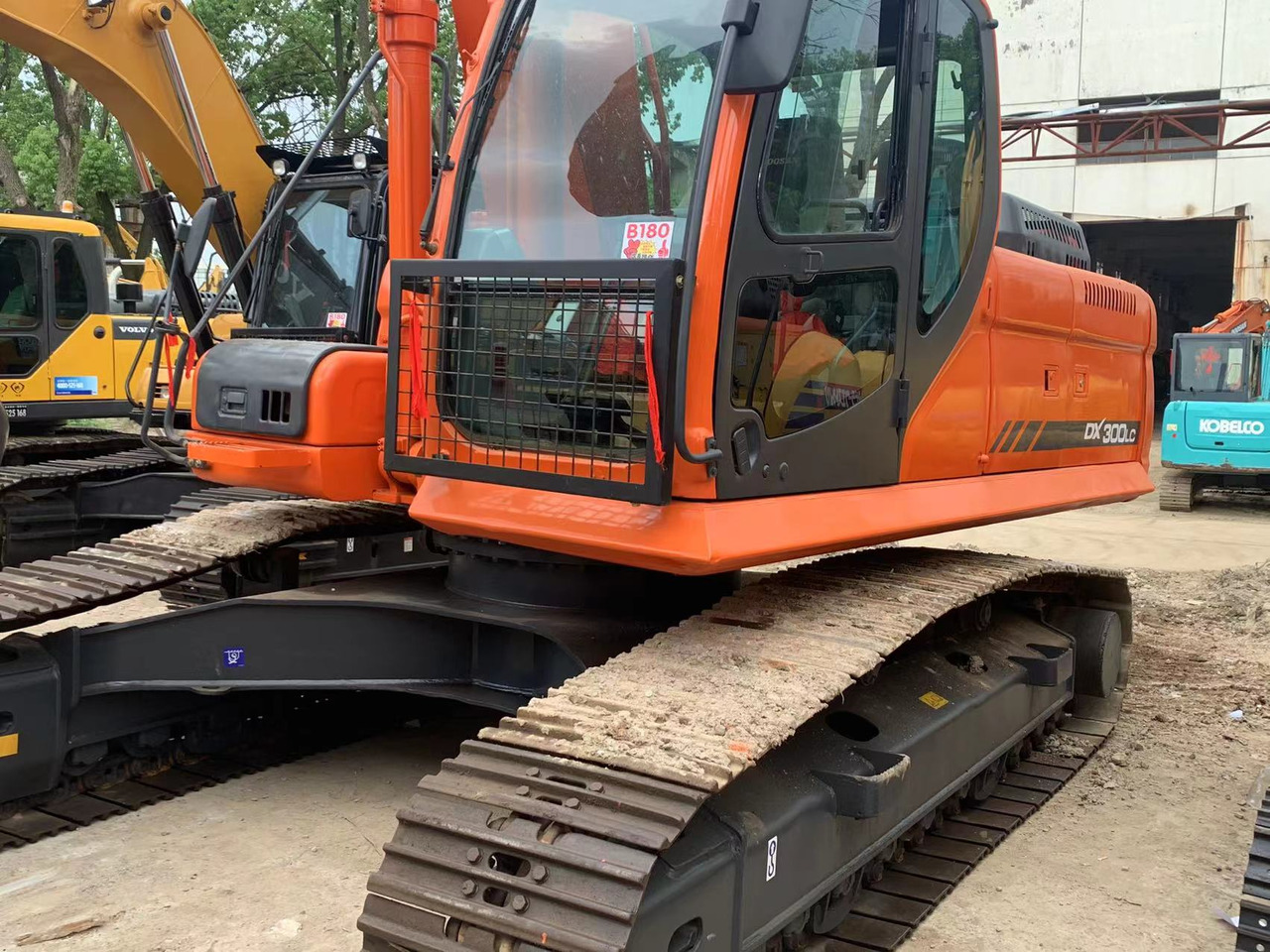 DOOSAN DX300LC - Pelle sur chenille: photos 1 DOOSAN DX300LC - Pelle sur chenille: photos 1