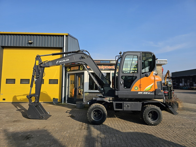 Develon DX60WN ECO-1 - Pelle sur pneus: photos 1 Develon DX60WN ECO-1 - Pelle sur pneus: photos 1
