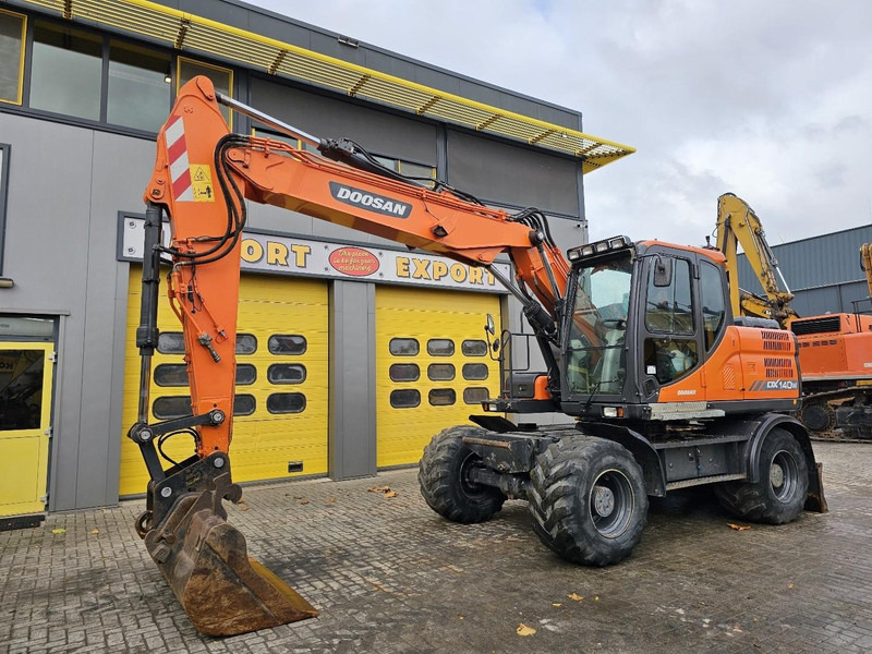 Doosan DX 140W - Pelle sur pneus: photos 2 Doosan DX 140W - Pelle sur pneus: photos 2