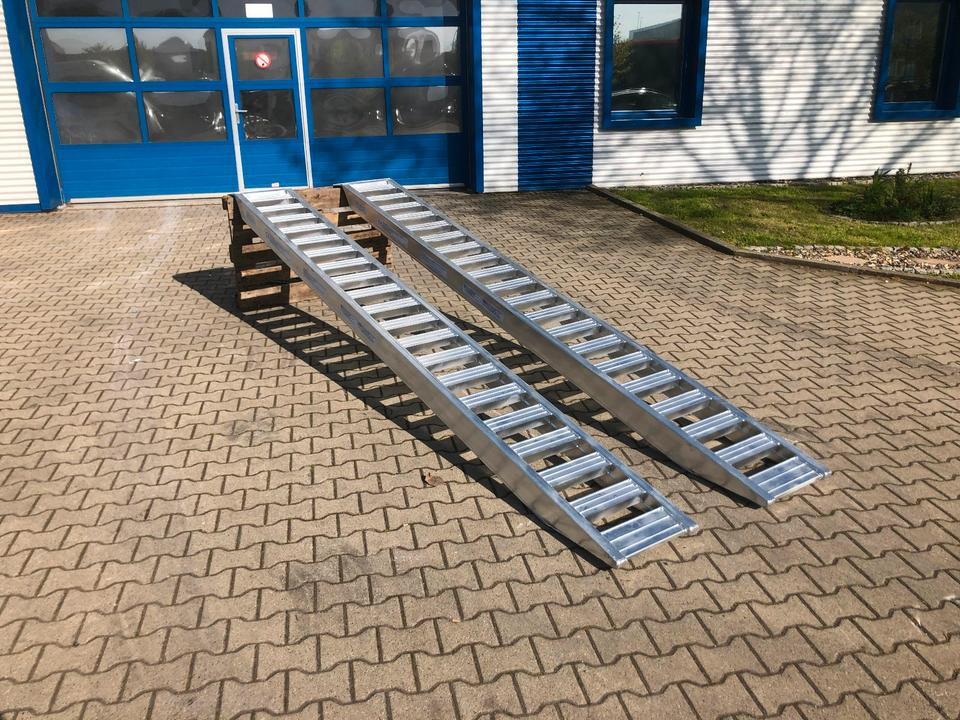 Alurampen Satz 4m 4000KG Minibagger Minilader Quad Auffahrrampe *INKL.19% MWST* - Rampe de chargement: photos 4 Alurampen Satz 4m 4000KG Minibagger Minilader Quad Auffahrrampe *INKL.19% MWST* - Rampe de chargement: photos 4