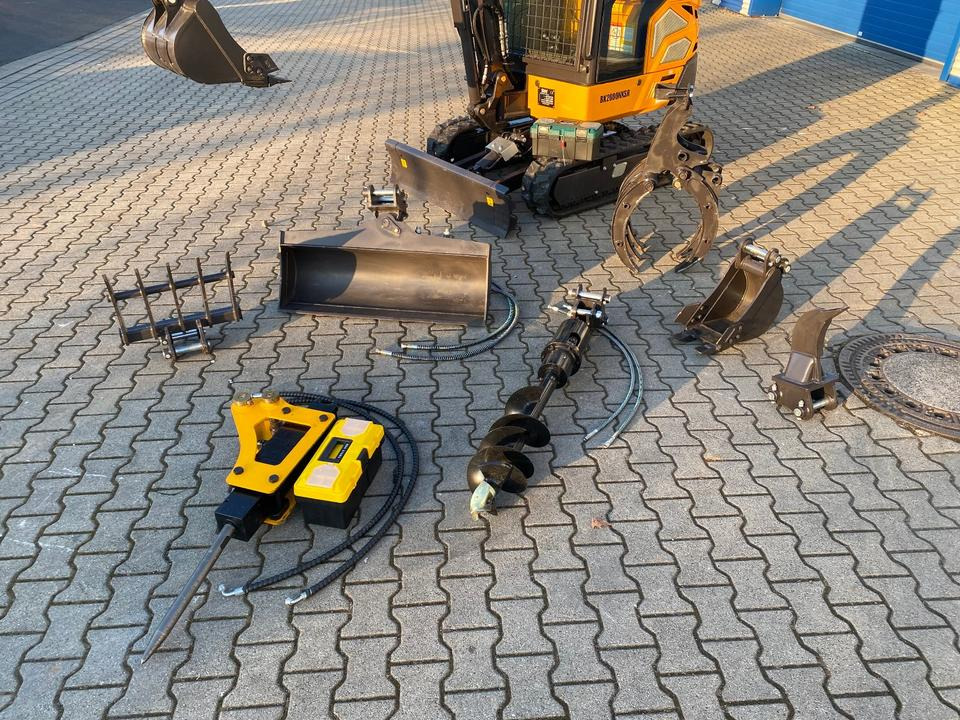 Minibagger BK2000NKSR inkl. Zubehörpaket *INKL.19% MWST*BERGER KRAUS*KUBOTA* KLIMA*SCHWENKARM*VERSTELLFAHRWERK* - Mini pelle: photos 3 Minibagger BK2000NKSR inkl. Zubehörpaket *INKL.19% MWST*BERGER KRAUS*KUBOTA* KLIMA*SCHWENKARM*VERSTELLFAHRWERK* - Mini pelle: photos 3