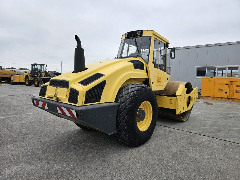 BOMAG BW213DH-4 - Compacteur à pieds de mouton/ Monocylindre: photos 3 BOMAG BW213DH-4 - Compacteur à pieds de mouton/ Monocylindre: photos 3