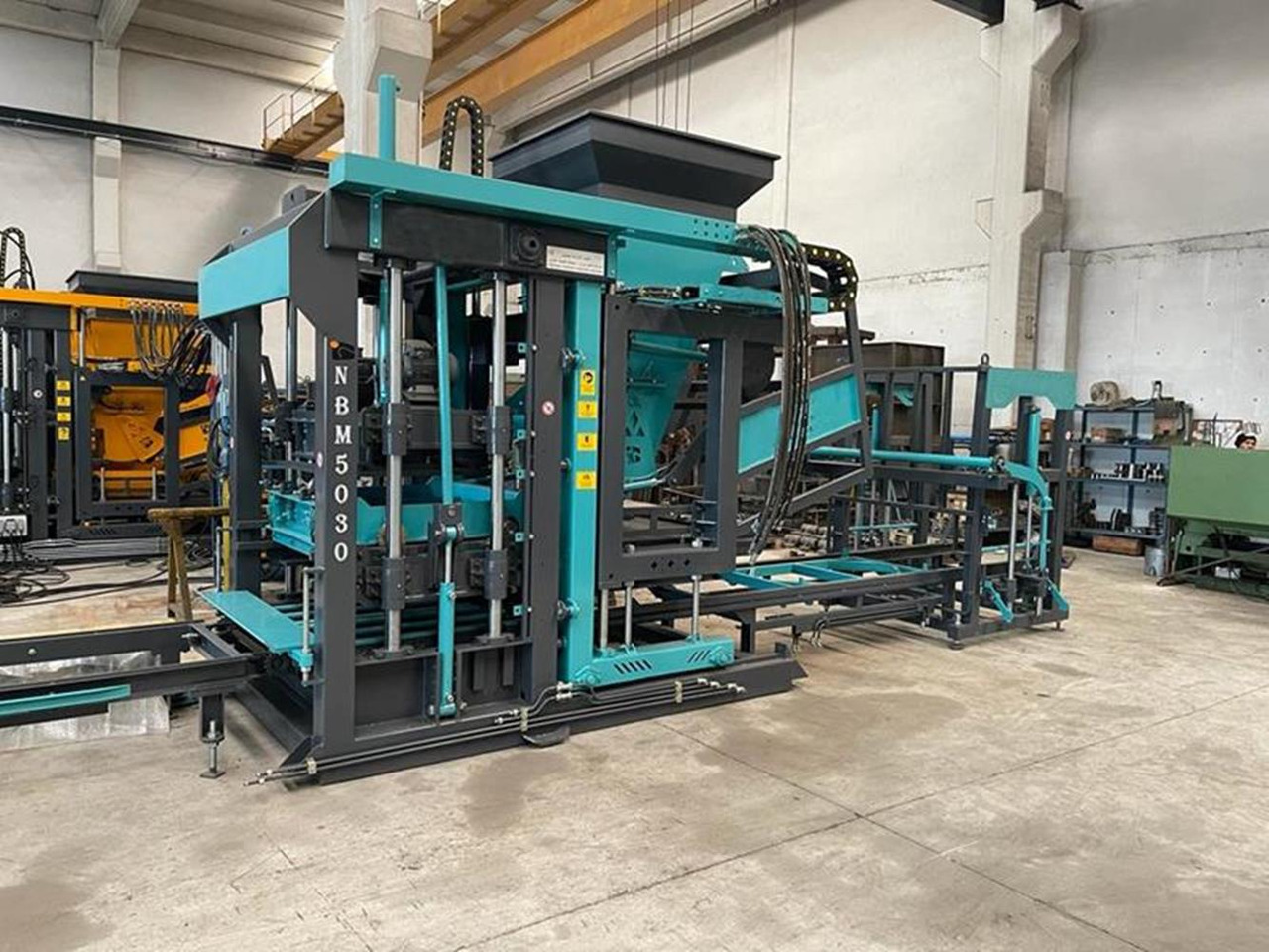 Pondeuse à parpaing neuf Constmach BS-20 Concrete Block Making Machine 2 Year Warranty: photos 1