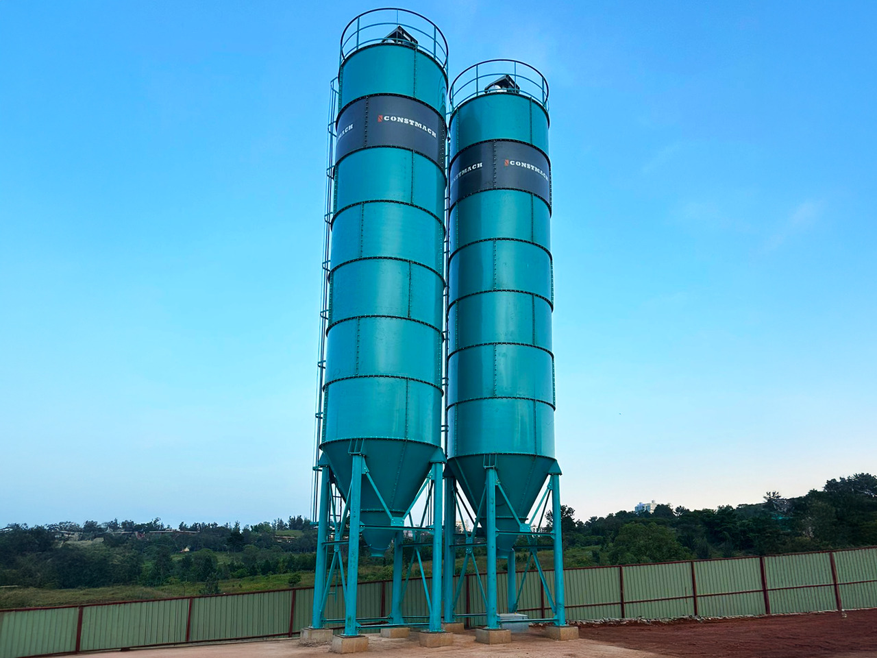 Constmach Zement Silo mit 100 Tonnen Kapazität - Silo à ciment: photos 1 Constmach Zement Silo mit 100 Tonnen Kapazität - Silo à ciment: photos 1