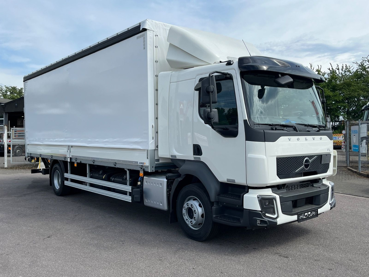Volvo FL16.280 Junge Schiebeplane - Camion à rideaux coulissants: photos 3 Volvo FL16.280 Junge Schiebeplane - Camion à rideaux coulissants: photos 3