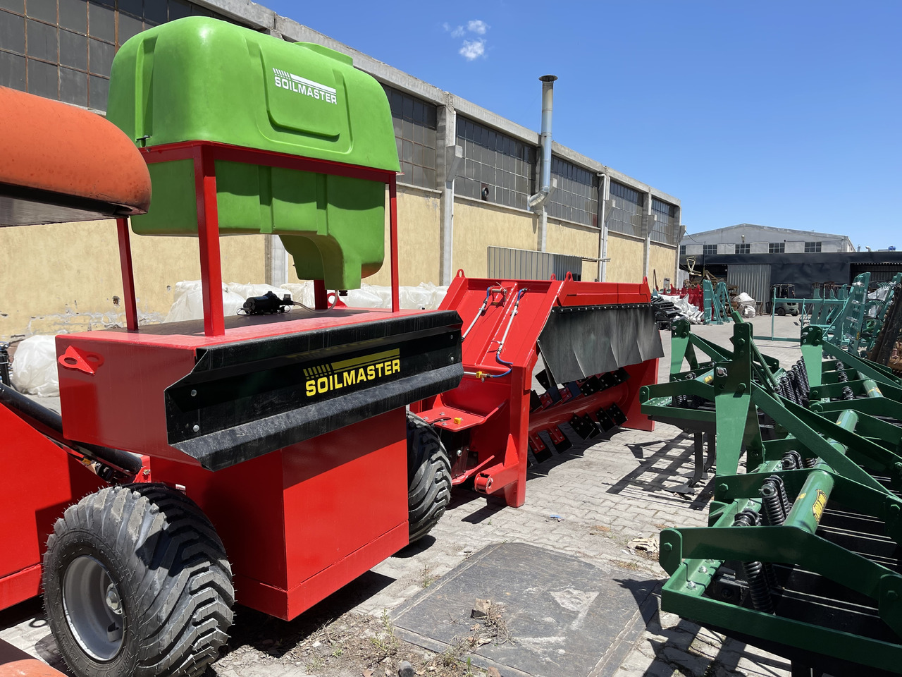 SOIL MASTER COMPOST TURNER MACHINE (COMPOST MIXER) - Faneuse: photos 3 SOIL MASTER COMPOST TURNER MACHINE (COMPOST MIXER) - Faneuse: photos 3