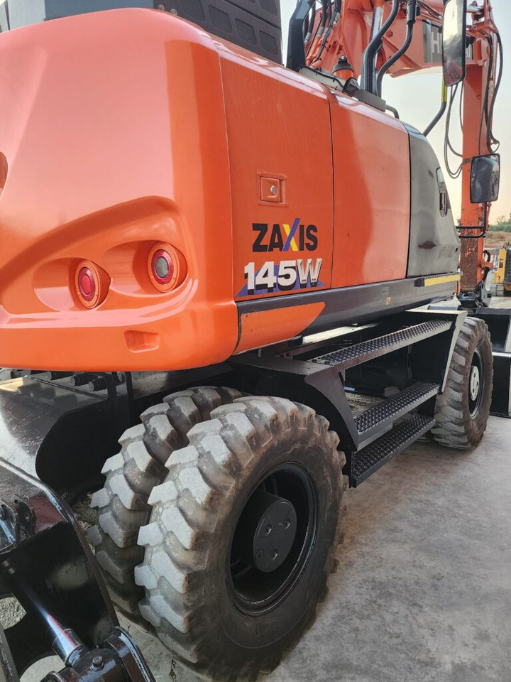 HITACHI ZX145W-6 - Pelle sur pneus: photos 4 HITACHI ZX145W-6 - Pelle sur pneus: photos 4
