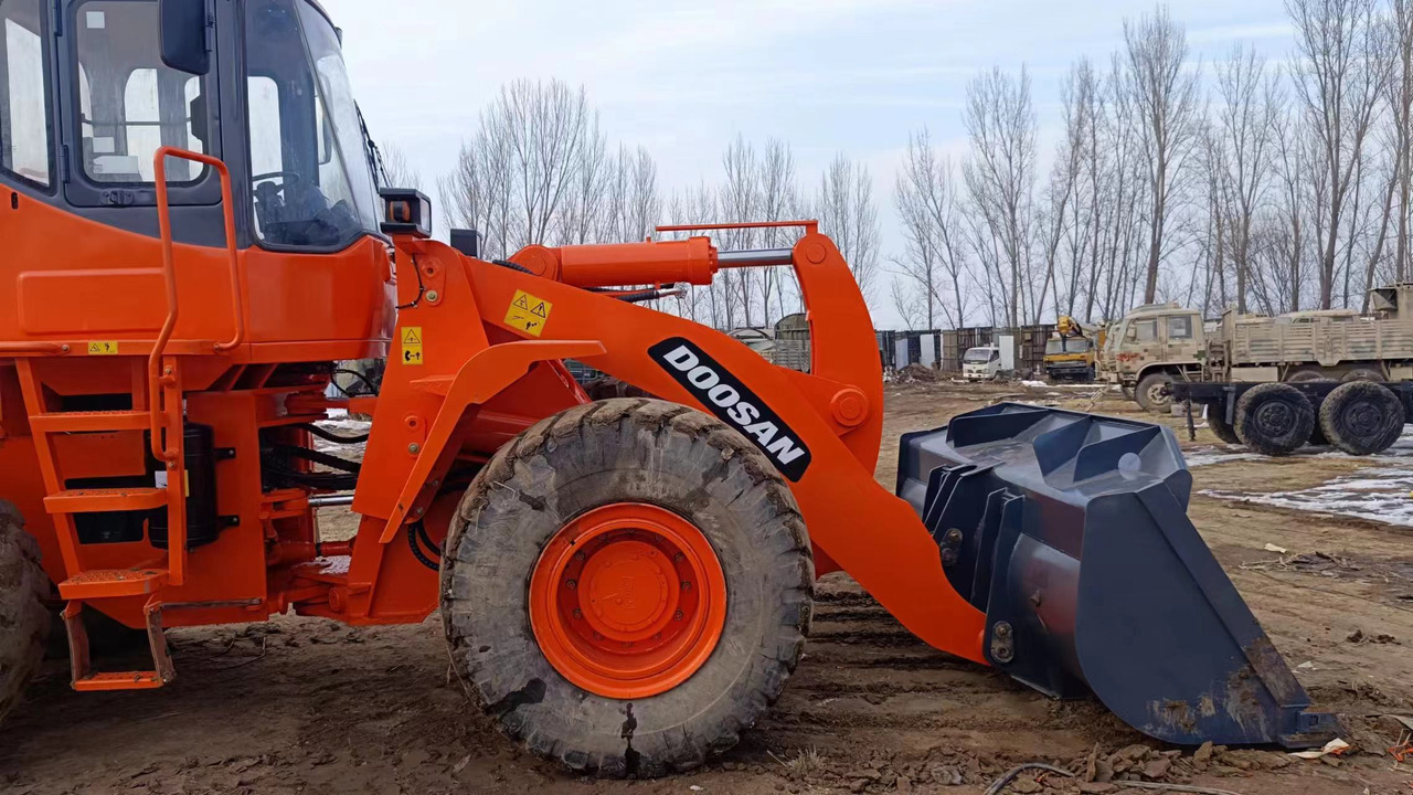 DOOSAN DL503 WHEEL LOADER - Chargeuse sur pneus: photos 3 DOOSAN DL503 WHEEL LOADER - Chargeuse sur pneus: photos 3