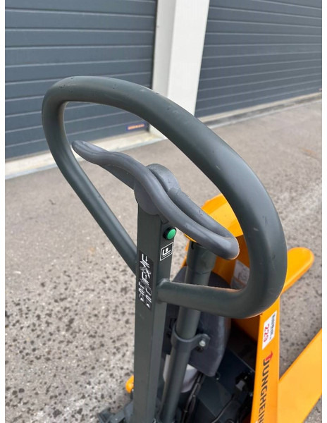 Jungheinrich Scherenhubwagen AMX 10e - Gerbeur: photos 3 Jungheinrich Scherenhubwagen AMX 10e - Gerbeur: photos 3