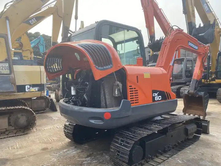 90% new Korea Doosan 6ton dx60 dx55 dx75 excavator - Pelle sur chenille: photos 3 90% new Korea Doosan 6ton dx60 dx55 dx75 excavator - Pelle sur chenille: photos 3