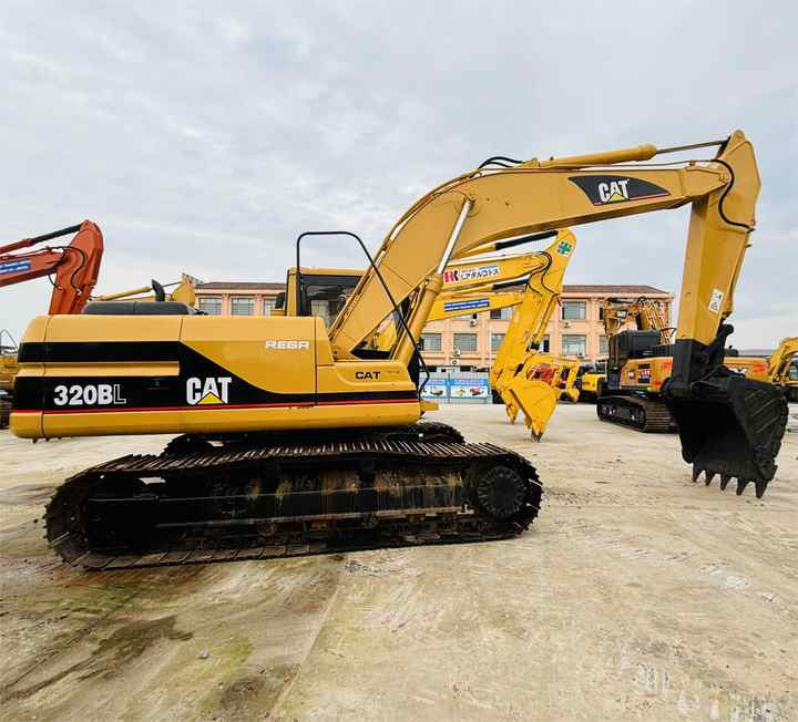 Caterpillar/cat Medium Used Excavator 20t Cat 320b,320c,320d Excavating Equipment With 0.8,1.0,1.2 Cbm Bucket Size In Shanghai - Pelle sur chenille: photos 1 Caterpillar/cat Medium Used Excavator 20t Cat 320b,320c,320d Excavating Equipment With 0.8,1.0,1.2 Cbm Bucket Size In Shanghai - Pelle sur chenille: photos 1