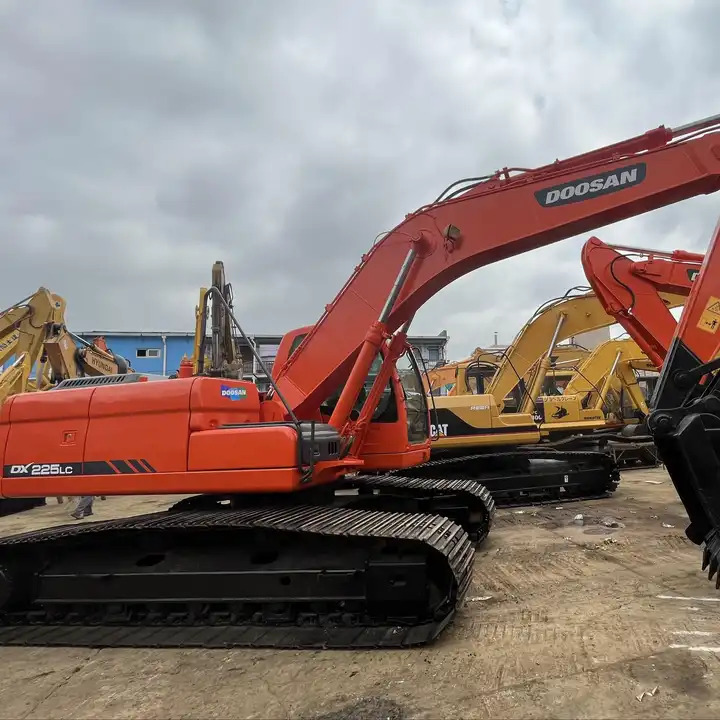 Good Price Tracked Excavator Doosan Dx225 Dx150 Korea Construction Machinery In Shanghai - Pelle sur chenille: photos 1 Good Price Tracked Excavator Doosan Dx225 Dx150 Korea Construction Machinery In Shanghai - Pelle sur chenille: photos 1