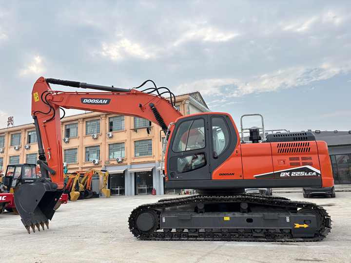 Good Quality Original 23ton Doosan DX225LCA Used Large Excavators for Sale at Low Price Secondhand Doosan225LCA Heavy Digger - Pelle sur chenille: photos 4 Good Quality Original 23ton Doosan DX225LCA Used Large Excavators for Sale at Low Price Secondhand Doosan225LCA Heavy Digger - Pelle sur chenille: photos 4
