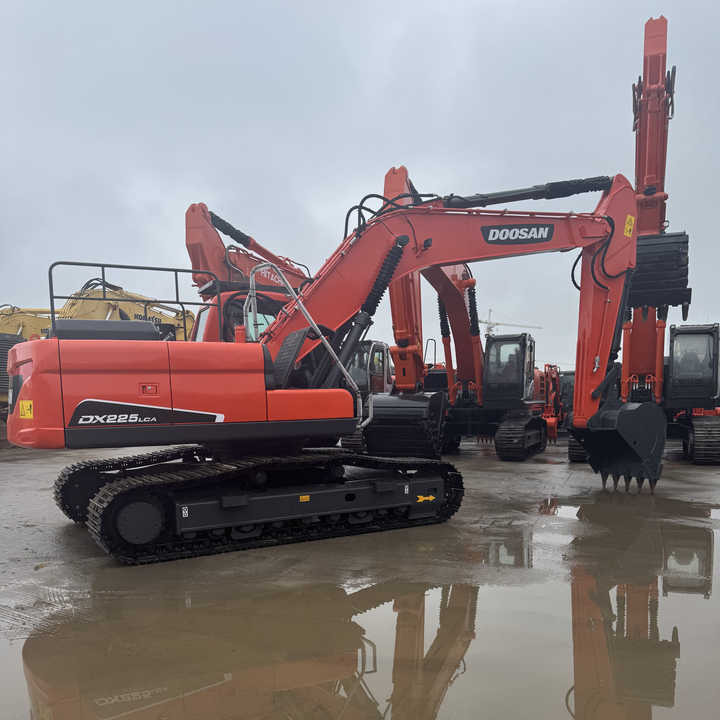 Good Quality Original 23ton Doosan DX225LCA Used Large Excavators for Sale at Low Price Secondhand Doosan225LCA Heavy Digger - Pelle sur chenille: photos 1 Good Quality Original 23ton Doosan DX225LCA Used Large Excavators for Sale at Low Price Secondhand Doosan225LCA Heavy Digger - Pelle sur chenille: photos 1
