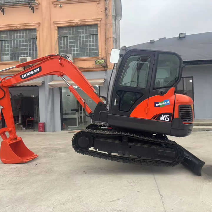 High Quality Hot Selling 6ton Second Hand Excavator Machine Mini Small Excavator DX60-9C Used Doosan Excavator for Sale DX60 - Pelle: photos 1 High Quality Hot Selling 6ton Second Hand Excavator Machine Mini Small Excavator DX60-9C Used Doosan Excavator for Sale DX60 - Pelle: photos 1