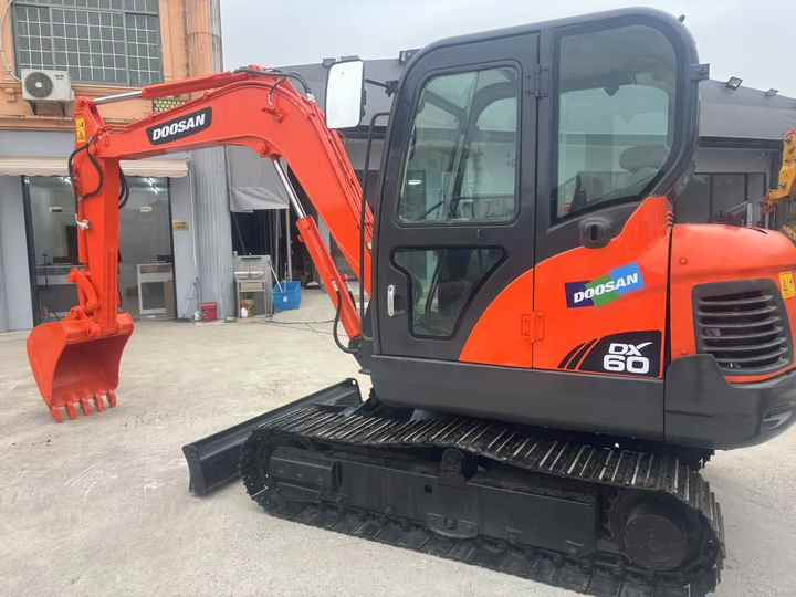 High Quality Hot Selling 6ton Second Hand Excavator Machine Mini Small Excavator DX60-9C Used Doosan Excavator for Sale DX60 - Pelle: photos 3 High Quality Hot Selling 6ton Second Hand Excavator Machine Mini Small Excavator DX60-9C Used Doosan Excavator for Sale DX60 - Pelle: photos 3