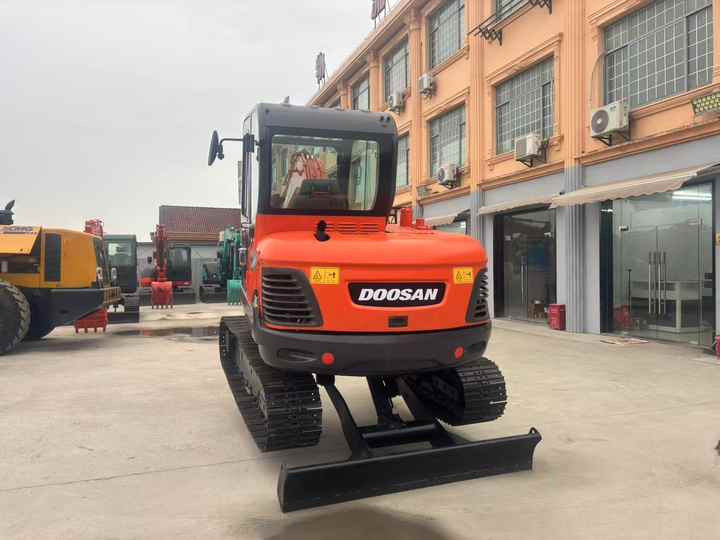 High Quality Hot Selling 6ton Second Hand Excavator Machine Mini Small Excavator DX60-9C Used Doosan Excavator for Sale DX60 - Pelle: photos 2 High Quality Hot Selling 6ton Second Hand Excavator Machine Mini Small Excavator DX60-9C Used Doosan Excavator for Sale DX60 - Pelle: photos 2
