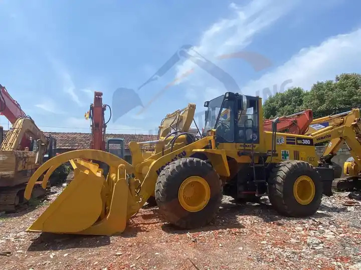 Second Hand Japan Made Komatsu Wa380-3 Front Loader Used Original Painting Komatsu Wa 380-3 in Stock for Sale - Chargeuse sur pneus: photos 4 Second Hand Japan Made Komatsu Wa380-3 Front Loader Used Original Painting Komatsu Wa 380-3 in Stock for Sale - Chargeuse sur pneus: photos 4
