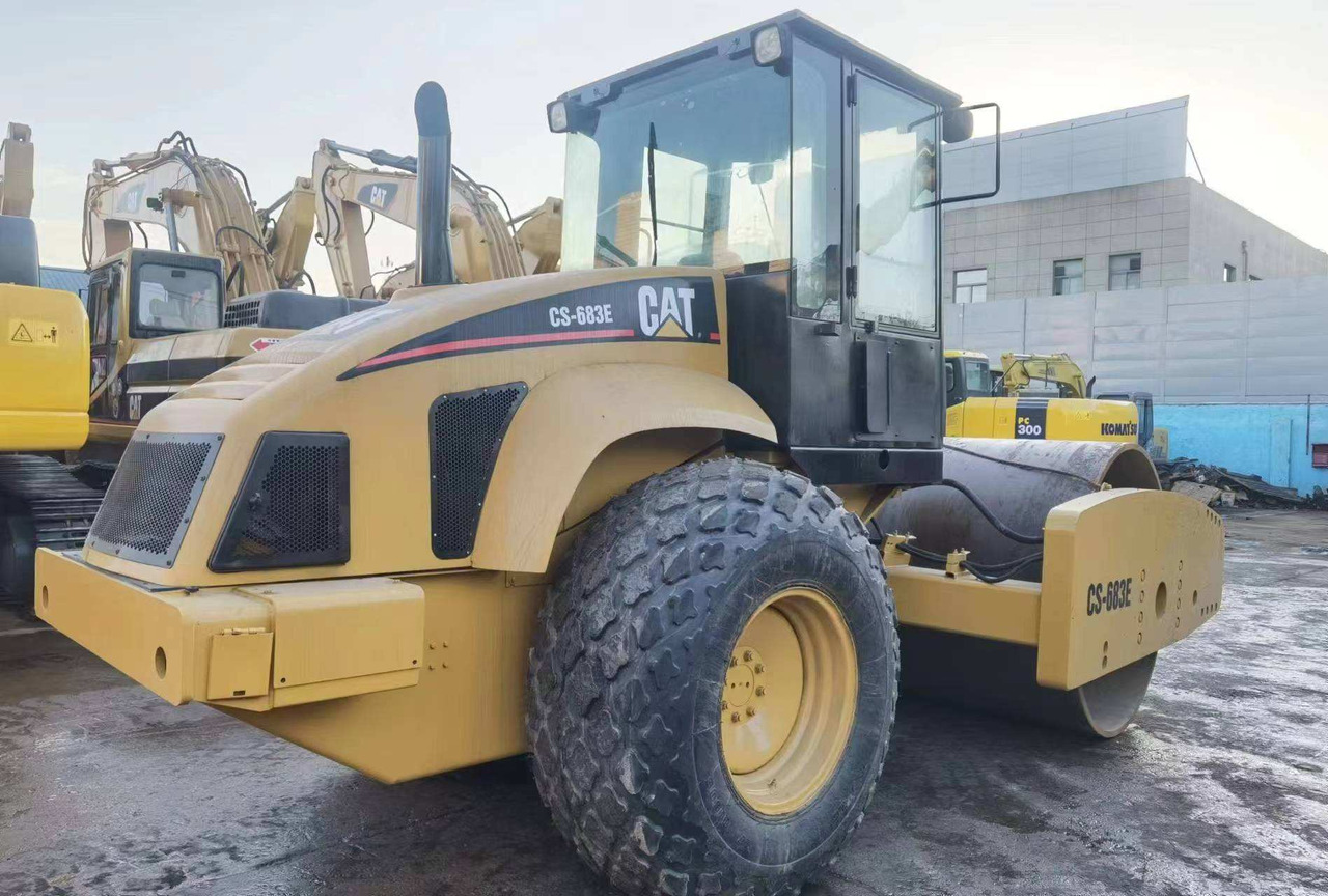 Used Road making machine CAT CS 683E roller - Rouleau compresseur: photos 3 Used Road making machine CAT CS 683E roller - Rouleau compresseur: photos 3