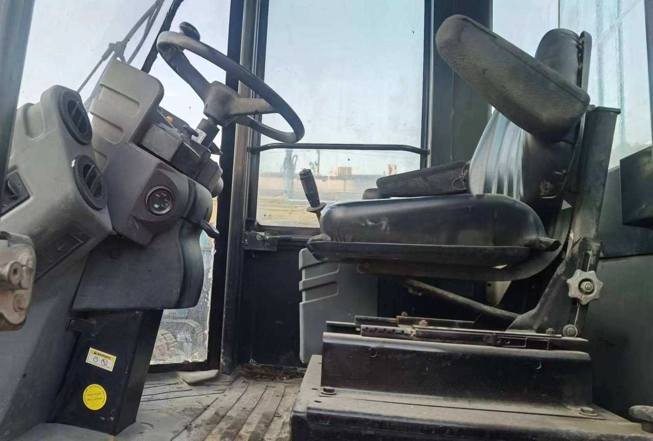 Used Road making machine CAT CS 683E roller - Rouleau compresseur: photos 5 Used Road making machine CAT CS 683E roller - Rouleau compresseur: photos 5