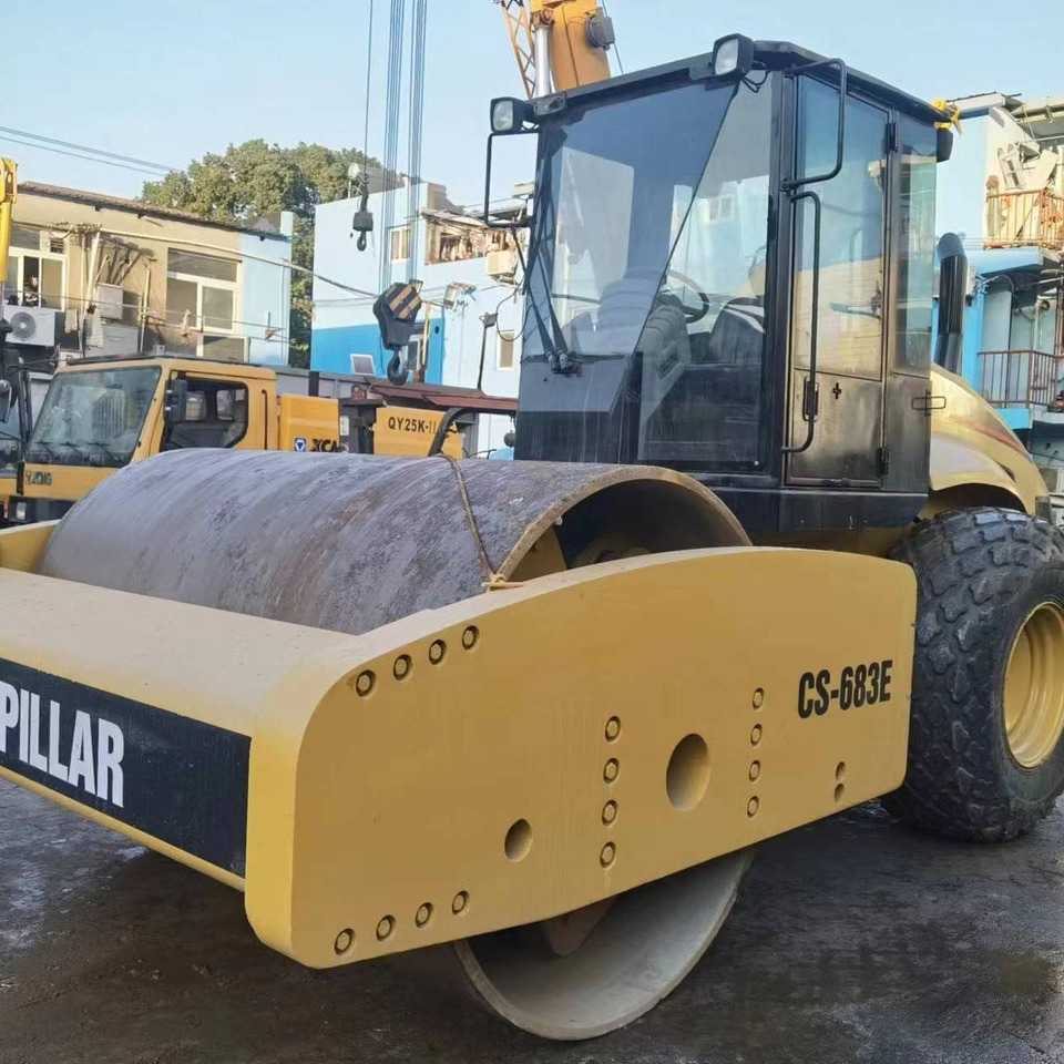 Used Road making machine CAT CS 683E roller - Rouleau compresseur: photos 1 Used Road making machine CAT CS 683E roller - Rouleau compresseur: photos 1
