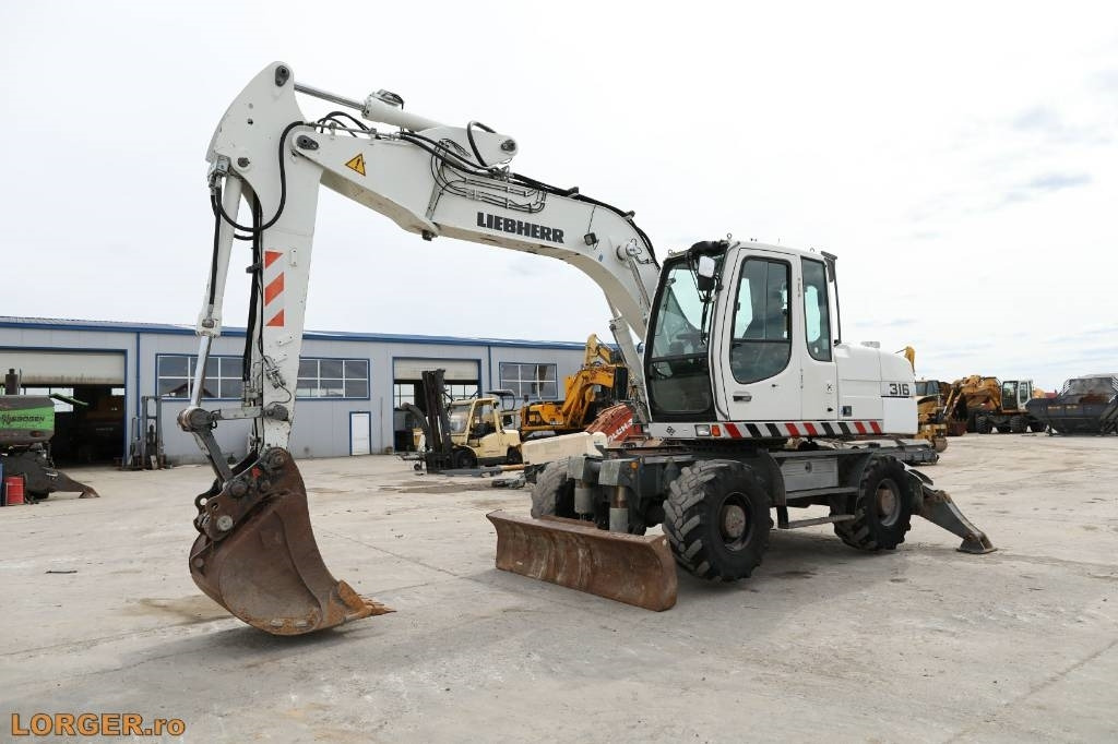 Liebherr A 316 Litronic - Pelle sur pneus: photos 5 Liebherr A 316 Litronic - Pelle sur pneus: photos 5